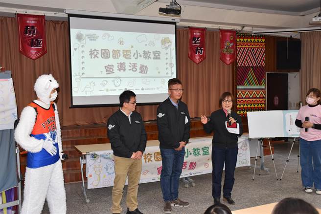 苗栗县副县长邓桂菊8日上午远赴南庄乡东河国小教导小朋友节电小常识。（谢明俊摄）