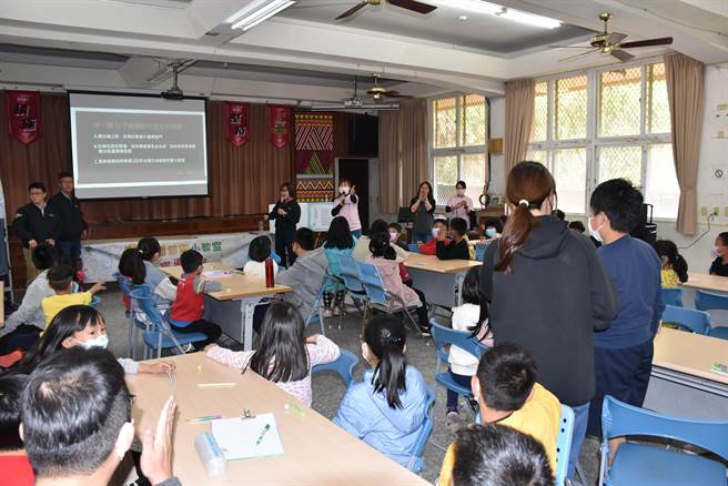苗栗县副县长邓桂菊8日上午远赴南庄乡东河国小教导小朋友节电小常识，主持有奖徵答。（谢明俊摄）