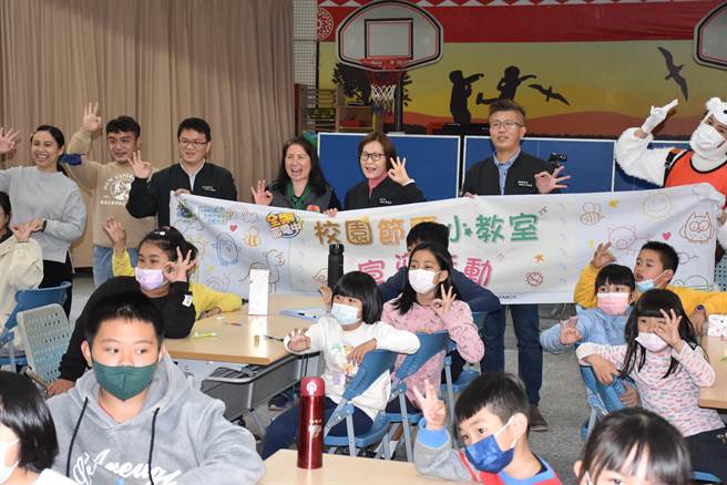 苗栗县副县长邓桂菊8日上午远赴南庄乡东河国小教导小朋友节电小常识，主持有奖徵答。（谢明俊摄）