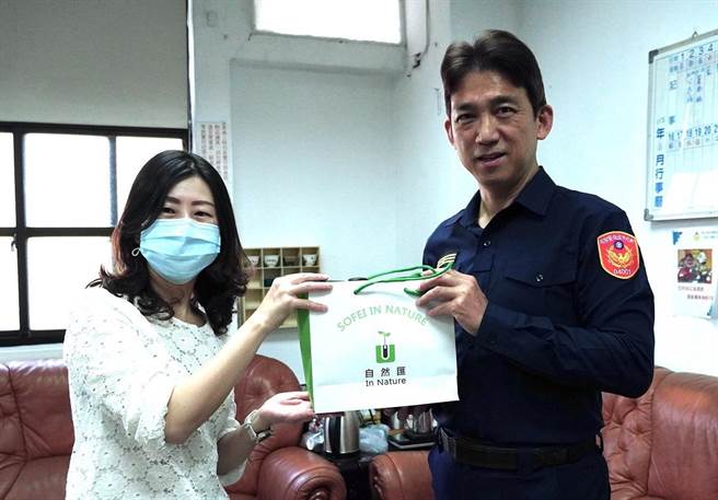 新庄警分局长周振安亲手致赠礼品的女性同仁。（警方提供）