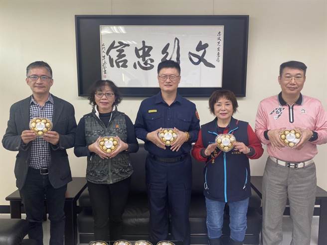 林口警分局还加码金沙巧克力。（警方提供）