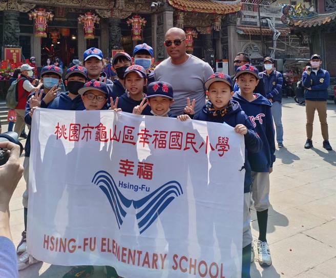 桃园市龟山区幸福国小棒球队今天到台中洲际棒球场观摩经典赛预赛古巴对荷兰，赛前球队到大甲镇澜宫，竟巧遇大联盟名人堂传奇球星李维拉。（校方提供）