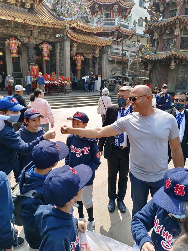 桃园市龟山区幸福国小棒球队今天到台中洲际棒球场观摩经典赛预赛古巴对荷兰，赛前球队到大甲镇澜宫，竟巧遇大联盟名人堂传奇球星李维拉。（校方提供）