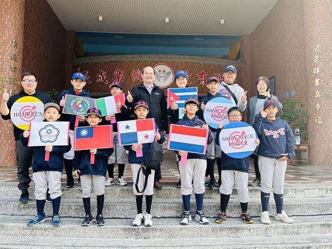 桃园市龟山区幸福国小棒球队今天到台中洲际棒球场观摩经典赛预赛古巴对荷兰。（校方提供）
