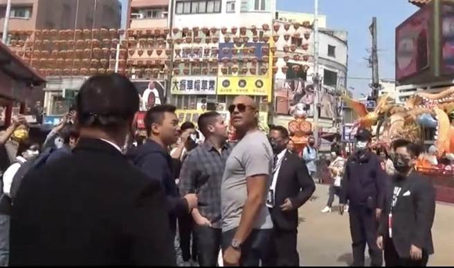 2023年世界棒球经典赛A组预赛，今晚在台中洲际棒球场开打，美国职棒名人堂球星、洋基队退役传奇守护神李维拉，今天上午到大甲镇澜宫参拜，引起球迷骚动。（图／民眾提供）