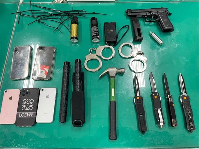 黑帮假冒刑警侦办刑案，押人谈判债务，却让警方意外破获诈骗机房。图为假冒刑警的玩具枪等证物。（翻摄画面）