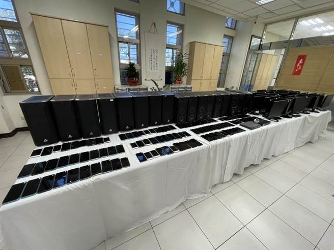 黑帮假冒刑警侦办刑案，押人谈判债务，却让警方意外破获诈骗机房。图为诈骗机房电脑等证物。（翻摄画面）