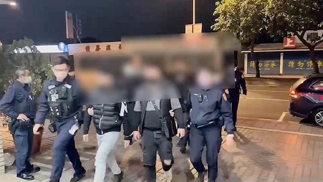警方将嫌犯移送法办。（翻摄画面）