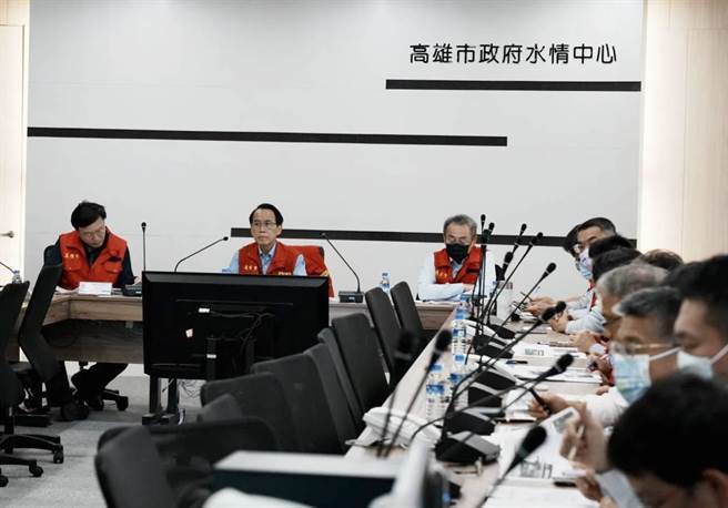 高雄市副市长林钦荣（左二）8日举行旱灾应变会议，他要求减压供水的同时不可影响民生用水。（高雄市水利局提供／林瑞益高雄传真）