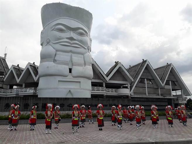 花莲县瑞穗乡秀姑峦溪游客中心前的「大头目」图腾柱，是许多花莲人的回忆，也是当地具代表性的地标，如今将随中心馆舍重建拆除，令人感到可惜。（摘自东管处秀姑峦溪游客中心脸书粉丝专页）