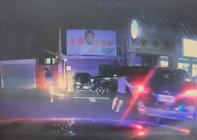 5失联移工违停拒检还衝撞警车，没拉手剎车就弃车擦撞机车骑士。(曹婷婷翻摄)