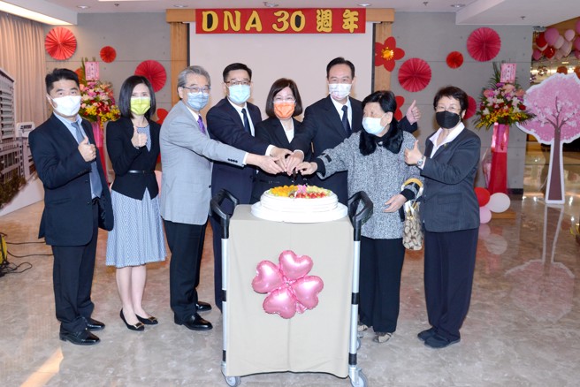 刑事局DNA實驗室8日慶祝成立30周年，邀請前鑑識中心主任程曉桂（右一）回娘家。(林郁平翻攝)