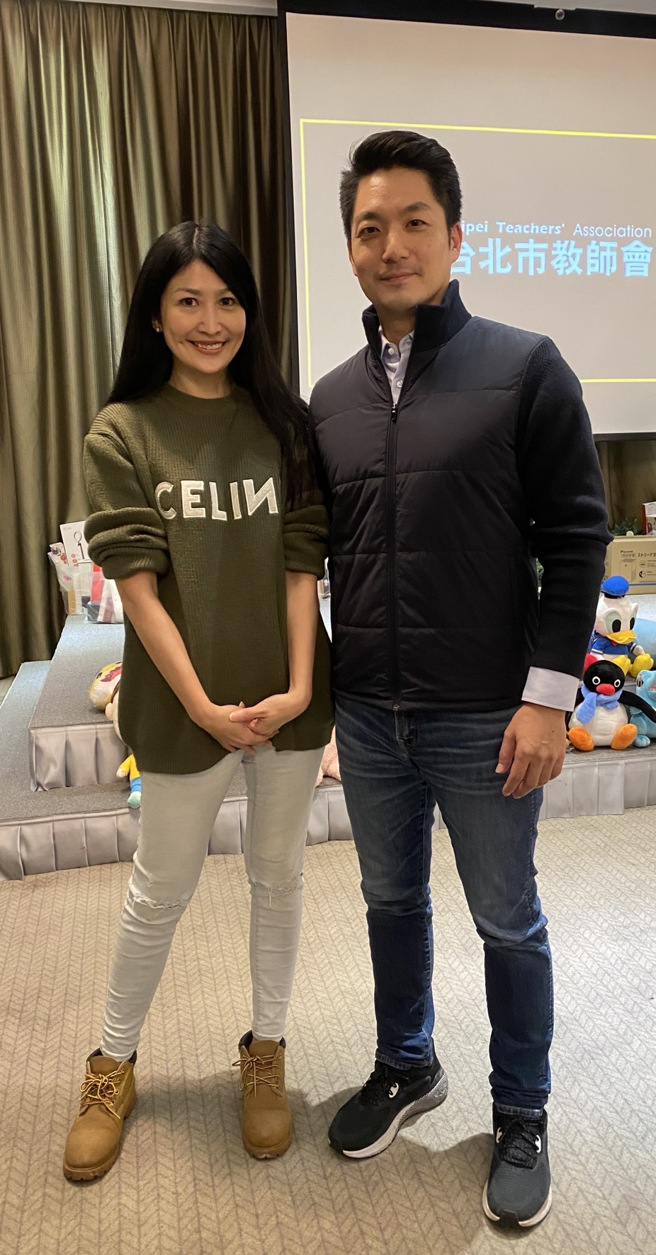 台北市立动物园新任园长，确定由年仅39岁的台北市教育局主任秘书諶亦聪接任，图为有教育局志玲姐姐之称的諶亦聪（左）和市长蒋万安（右）（教育局提供）