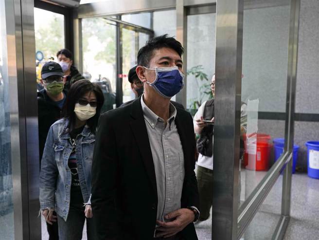 荒山亮今(8)日下午2時許抵達林口警分局，僅低調表示「稍後會再做說明」，隨即進入警分局。(黃敬文攝)