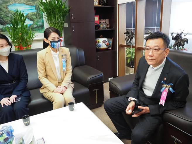 许修睿（右）怒轰大车站计画，直指影响都市发展的是铁道本身，而非兴建大型站体平台的问题。中为市长高虹安。（陈育贤摄）