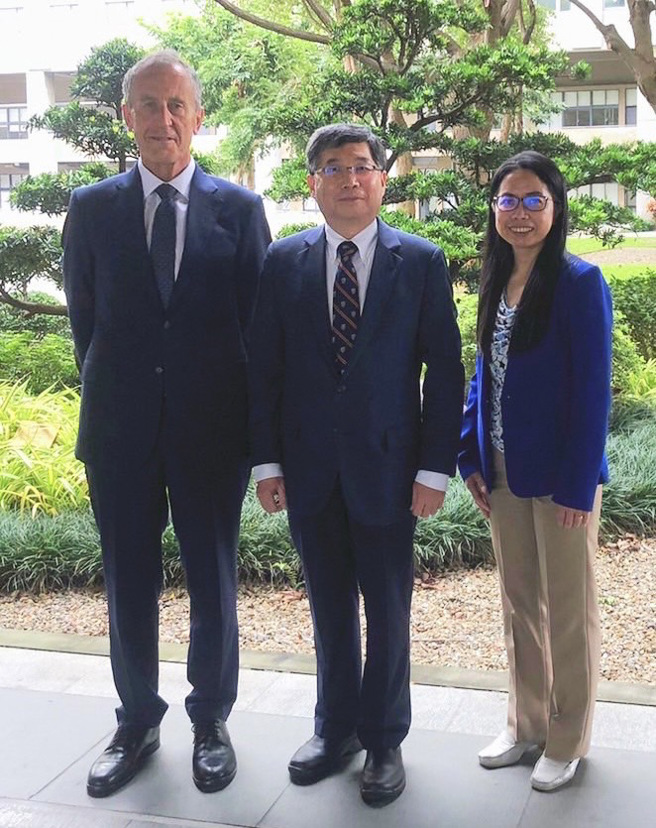 澳洲庞德大学商学院院长Terry O’Neill教授（左）、东海大学管理学院院长李书行(中)、日本立命馆亚洲太平洋大学管理学院院长Lailani Alcantara教授（右）。(照片/东海大学提供)