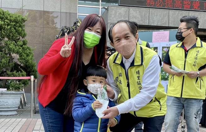 埔里镇长廖志城鼓励镇民种树爱地球，家长带孩子一起领树苗、小铲子响应活动。（埔里镇公所提供／杨静茹南投传真）