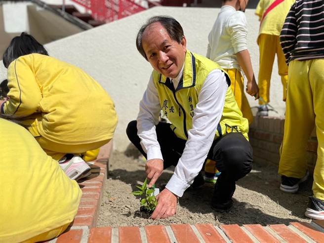 廖志城与学童一起种下蜜源植物，期望校园充满彩蝶飞舞。（埔里镇公所提供／杨静茹南投传真）