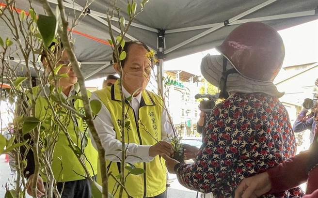 埔里镇公所发送1000株树苗，民眾排队领取。（埔里镇公所提供／杨静茹南投传真）