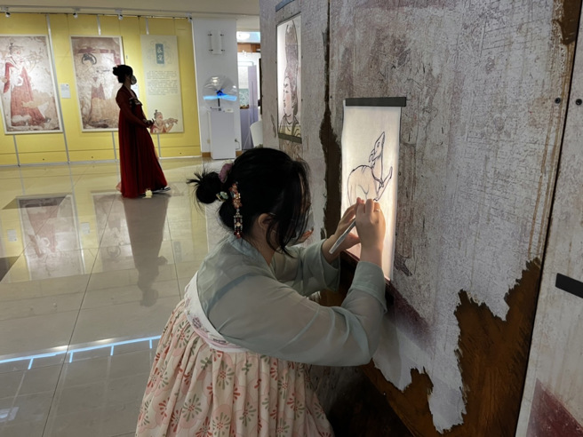 壁画临摹体验，让民眾能够更深入了解唐代文化。(照片/龙华科大提供)