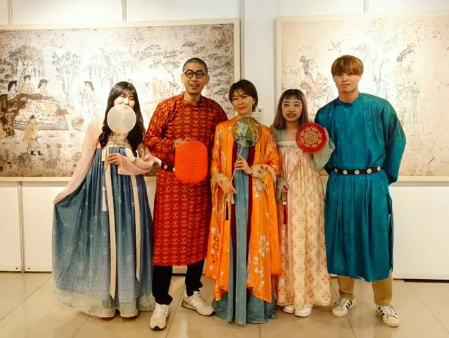 龙华师生穿着唐代服饰，扮作古人体验文化品味。(照片/龙华科大提供)