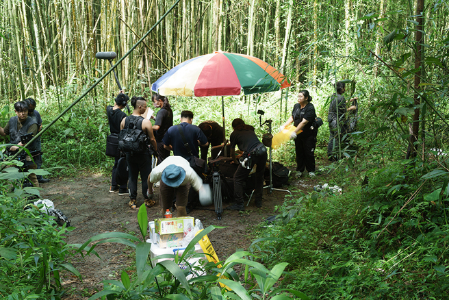 義守大學電影與電視學系師生團隊前進阿里山取景，拍攝樹林穿梭打鬥精彩戲碼，同時也呈現臺灣獨特山林美景。(照片/義守大學提供)