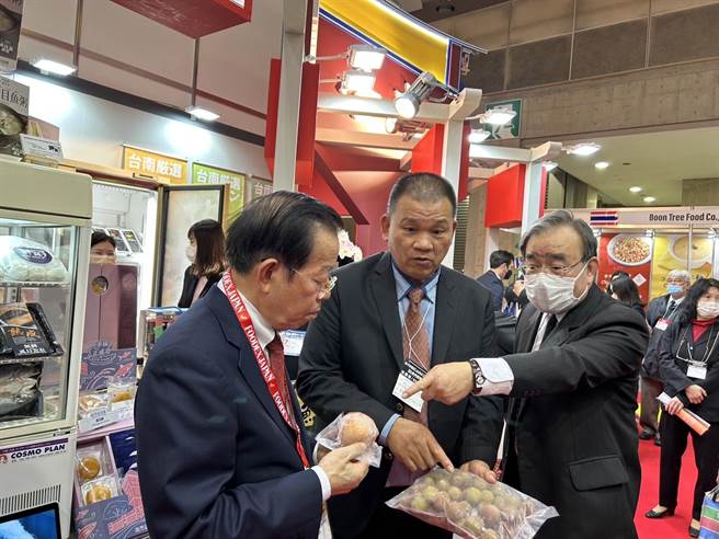 台南于东京食品展秀出急冻水果技术，吸引驻日代表谢长廷(左)等人关注。(台南市政府提供／曹婷婷台南传真)
