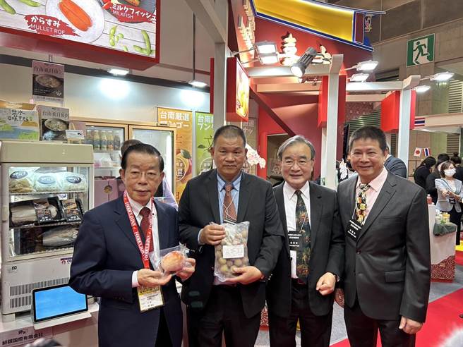 台南于东京食品展展出急冻水果技术，吸引驻日代表谢长廷(左)等人关注。(台南市政府提供／曹婷婷台南传真)