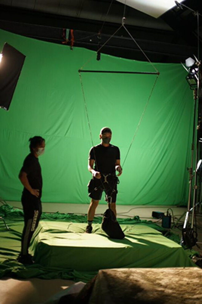 九天玄女降落義守大學，校園搭建合成棚，主角吊鋼索尬演技，「逐鹿之戰－人間焠鍊“紫•天玄篇”」微電影，拍出臺灣少見科幻古裝電影。(照片/義守大學提供)