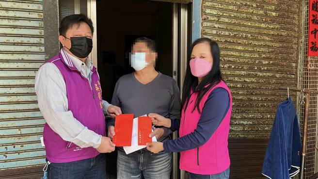 呂先生陷入苦境，議員賴清美和縣政顧問和志工送慰問金，先解燃眉之急。（賴清美提供／吳敏菁彰化傳真）