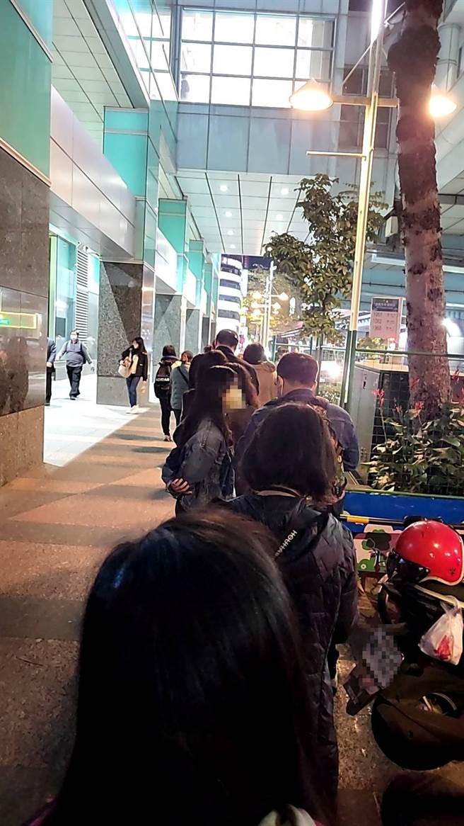 民眾反映基隆客运1061停开却未公告，导致通勤族在捷运忠孝復兴站大排长龙。（陈冠羽办公室提供／徐佑升基隆传真）
