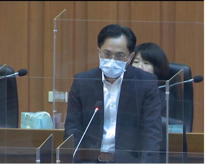 交通处处长王圳宏回应，市府非常重视通勤族权益，议员往后有类似情形可立即反应给交通处，会要求业者儘速因应处理。（徐佑升摄）