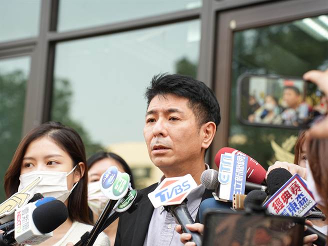 荒山亮今(8)日下午2时许前往林口警分局到案说明，约3时许步出分局接受联访。(黄敬文摄)