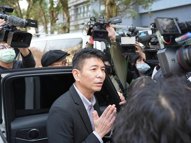 联访结束后，他上车前先向在场记者致意后，随后搭车离去。(黄敬文摄)