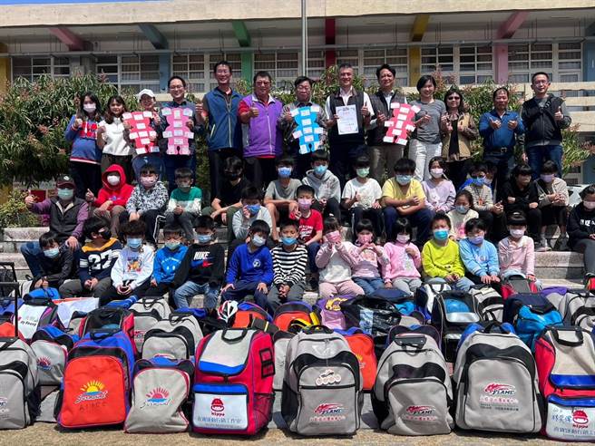 斗六市云林国小校长魏国贤（左七）为口湖乡顶湖国小学童向家长募集用不到直排轮，顶湖校长锺志清（左六）亲自开车来运回，2位校长都很感恩。（云林国小提供）