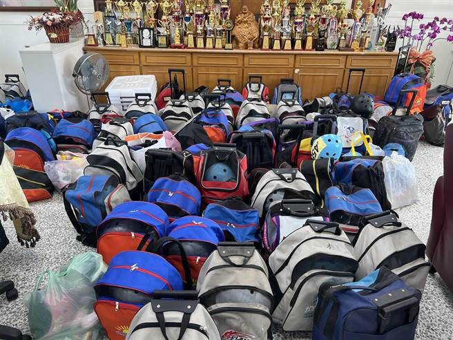 云林国小校长魏国贤写劝募信给家长的隔天，校长室就收到30双鞋。（云林国小提供）