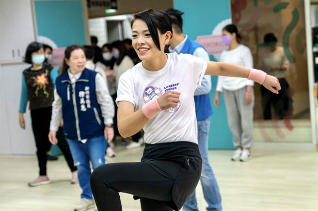 新竹市政府于今天举办《爱自己，从「心」开始》妇女节活动，市长高虹安并到妇女馆当馆长，与女性朋友一同有氧挥汗。（新竹市政府提供／陈育贤新竹传真）