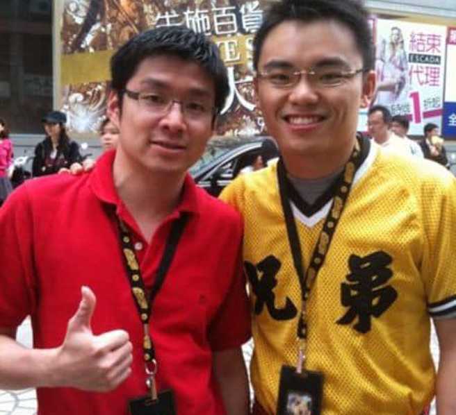 国民党台北市议员徐弘庭（左），秀出多年前与国民党立委洪孟楷（右）的合照，只见洪穿着兄弟的球迷衣服，两人面容相当青涩。（图／翻摄自洪孟楷脸书）