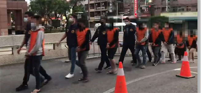 麦男与同学、学弟组成诈骗集团，在网路上开出每月3至5万元薪水的求职资讯，不料有5位被害者上门。（高市凤山分局提供／杨舒婷高雄传真）