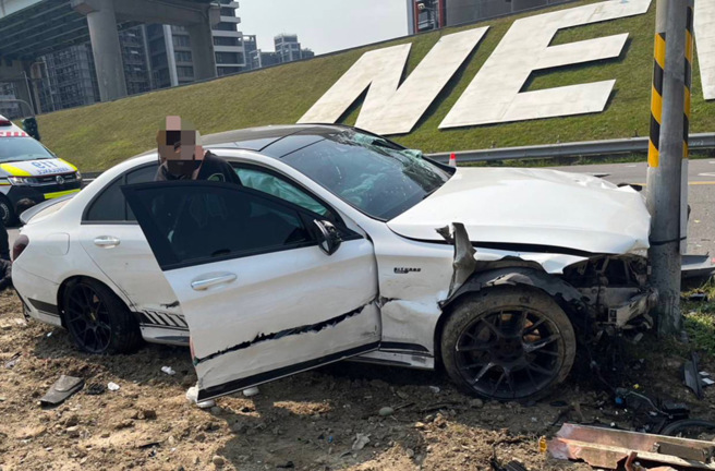 三重區疏洪五路二段與15號越堤道口今（8）上午11時許發生一名50歲機車男騎士，遭對向為了超車而違規逆向行駛的轎車撞上無生命跡象。（翻攝照片）