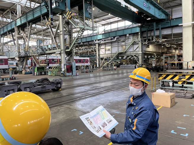 周春米率团考察日本交通，借镜改善交通环境。(屏县府提供)