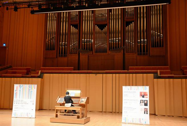 高屏双城合办2023卫武营管风琴音乐节，22日屏东演艺厅演出的正是《巴赫与葛拉斯》伊维塔．艾普卡娜独奏会。（林和生摄）