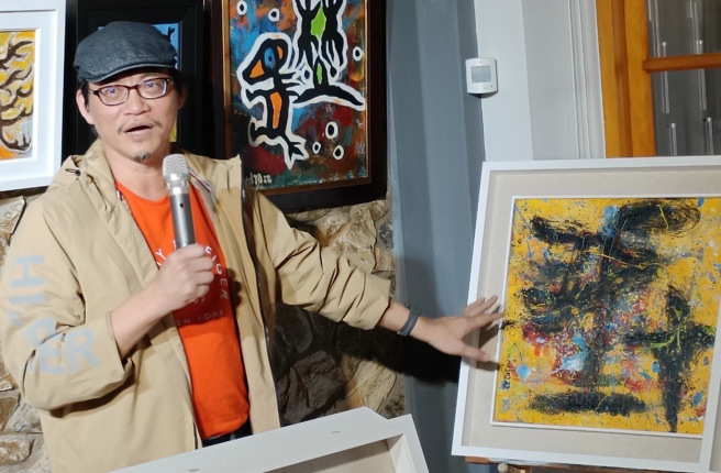 九鬼「我的古甲金醉」個展，以西方油畫技術新解中國甲骨文字，圖中是甲骨文「我在」兩字。圖 / 九鬼提供

