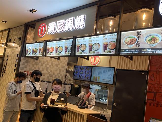 为庆祝「汤尼锅烧」首家分店试营运，业者推出促销优惠活动，今天适逢妇女节，前20名女性消费者再多赠送2颗蛋，让大家在这波蛋荒中享有小确幸。（柯宗纬翻摄）