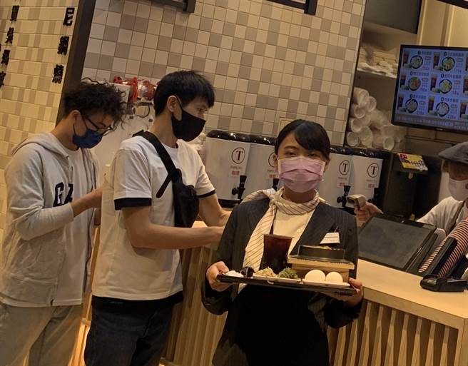 为庆祝「汤尼锅烧」首家分店试营运，业者推出促销优惠活动，今天适逢妇女节，前20名女性消费者再多赠送2颗蛋，让大家在这波蛋荒中享有小确幸。（柯宗纬翻摄）