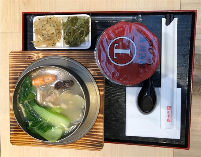 高雄起家的餐饮品牌「汤尼红茶」跨足锅烧界，今（8）日进驻台南新天地开首家分店。（柯宗纬翻摄）