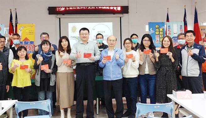 和平警分局長林中興今天女王節，特贈送女性同仁全家商品卡，除讓荷包很有感外，同時表達祝福及敬意，感謝女性同仁平時對警政工作的辛勞付出。（警方提供）