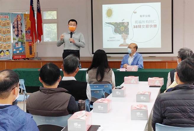 和平警分局長林中興今天女王節，特贈送女性同仁全家商品卡，除讓荷包很有感外，同時表達祝福及敬意，感謝女性同仁平時對警政工作的辛勞付出。（警方提供）