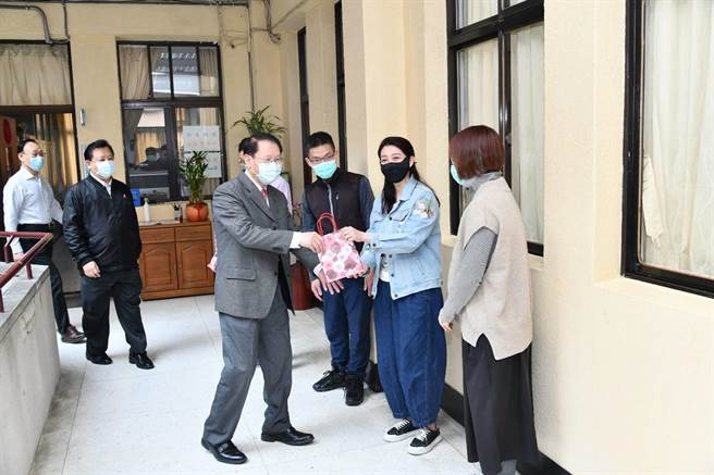 为庆祝3月8日国际妇女节，桃园市警察局由各副局长、主任秘书与督察长，今天为女性同仁献上超保溼面膜。（警方提供）