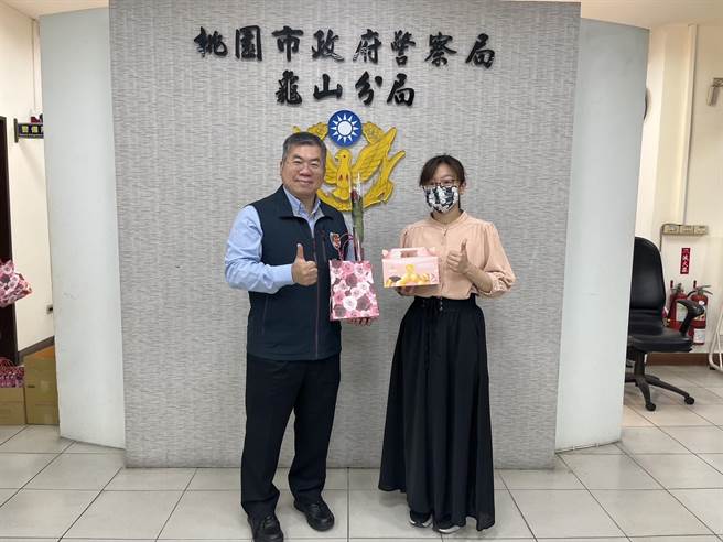 龟山警分局长蔡启仁为妇女同仁送上妇女节礼物，感谢妇女们的辛劳。（警方提供）